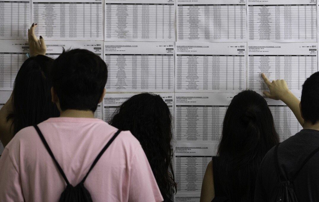 Pessoas procuram pela sala onde farão a prova em colégio na avenida Paulista, em São Paulo
