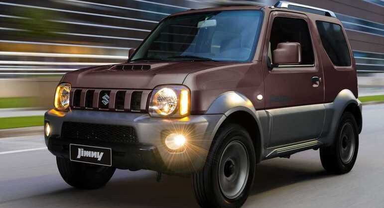 Transmissão é manual de cinco velocidades