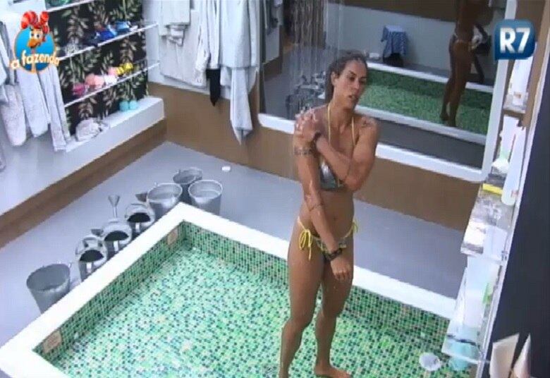 Ela lavou os braços com sabão líquido

+ Li Martins pega uma faca e diz: "Se meu marido estiver assistindo já devo estar com uns 20 chifres"
+ Veridiana esquece de usar o microfone e quase leva punição
+ Vida de casados? Ana Paula corta as unhas dos pés de Thiago em prova de amor
+ Marcelo sugere farra para peões: “Vamos fazer a festa do edredom”
+ Transformação! Veja o novo visual de Douglas Sampaio e Luka
+ Peões aproveitam o pôr do sol para conversar 
+ Thiago questiona se Ana Paula o deixaria ter amantes: "Apimenta a relação"

