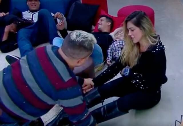 Nadja Pessoa

Nadja arrancou risos dos peões ao cair no chão da sala da sede de A Fazenda 10. A peoa se levantou do sofá, ensaiou a dancinha do Créu e levou um tombo daqueles!
