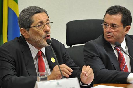 Gabrielli voltará a dar explicações sobre negócios da Petrobras