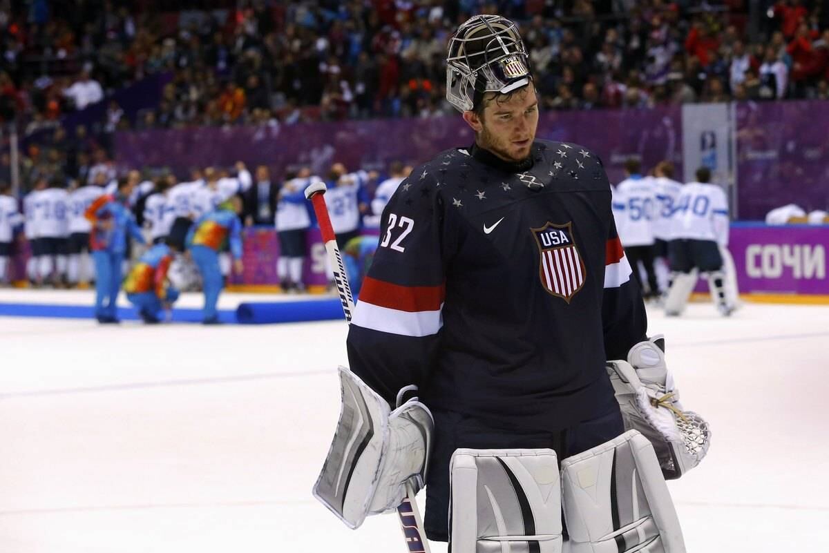 E como ficaram os EUA com essa história?

A cara do goleiro americano Jonathan Quick mostra bem como foi a disputa pela medalha de bronze.

Eles perderam da Finlândia por destruidores 5 a 0 e voltaram para casa sem medalhas