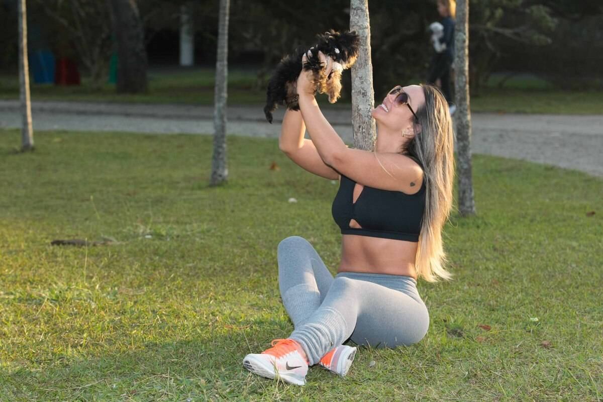 Eliana paparicando Channel