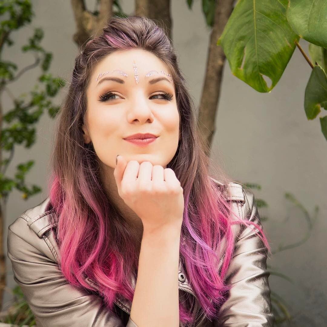 Cabelo colorido é com ela mesmo! Marimoon, que já teve diversas cores no cabelo, hoje está com os fios rosa