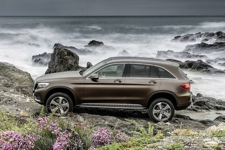 Repleto de tecnologia, o Mercedes-Benz GLC oferecerá uma série recursos sofisticados, entre eles assistente de estacionamento (manobra sozinho), controles eletrônicos múltiplos (estabilidade, tração, assistente de saída em ladeiras, freios de emergência, etc) e controle de cruzeiro adaptativo (freia sozinho na iminência de uma batida)