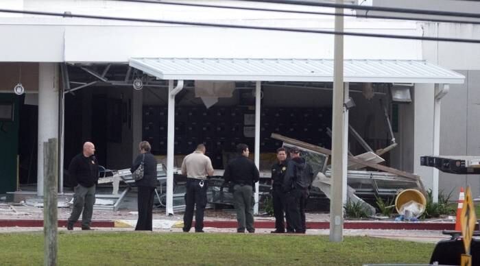 Ao menos dois presos morreram e mais de cem ficaram feridos depois que uma explosão destruiu parte de uma prisão no estado americano da Flórida (sudeste dos Estados Unidos), informaram funcionários nesta quinta-feira (1º).


A explosão provocou o "colapso parcial do edifício" da prisão central do condado de Escambia, em Pensacola (Flórida), indicaram funcionários no site do condado.A causa da explosão, ocorrida na noite de quarta-feira às 23h, ainda não foi informada