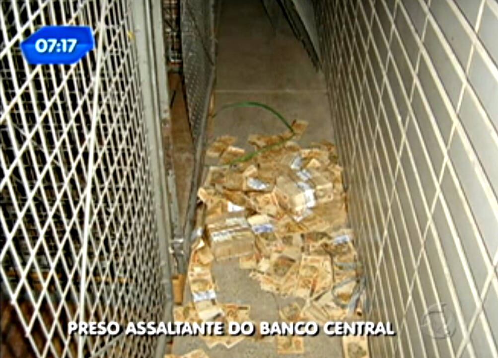 Foram necessárias pouco mais de seis horas, na madrugada de 5 para 6 de agosto de 2005, para os assaltantes conseguirem apanhar uma fortuna em notas de R$ 50 - como eram usadas, não podiam ser rastreadas pelo número de série. A quantia empilhada equivalia a 330 metros de altura. Para chegar até o cofre do Banco Central de Fortaleza, a quadrilha cavou um túnel de 75,4 metros de comprimento. Fugiram levando R$ 164,7 milhões. A maior parte do bando foi identificada e presa, mas pouco mais de R$ 30 milhões foram recuperados