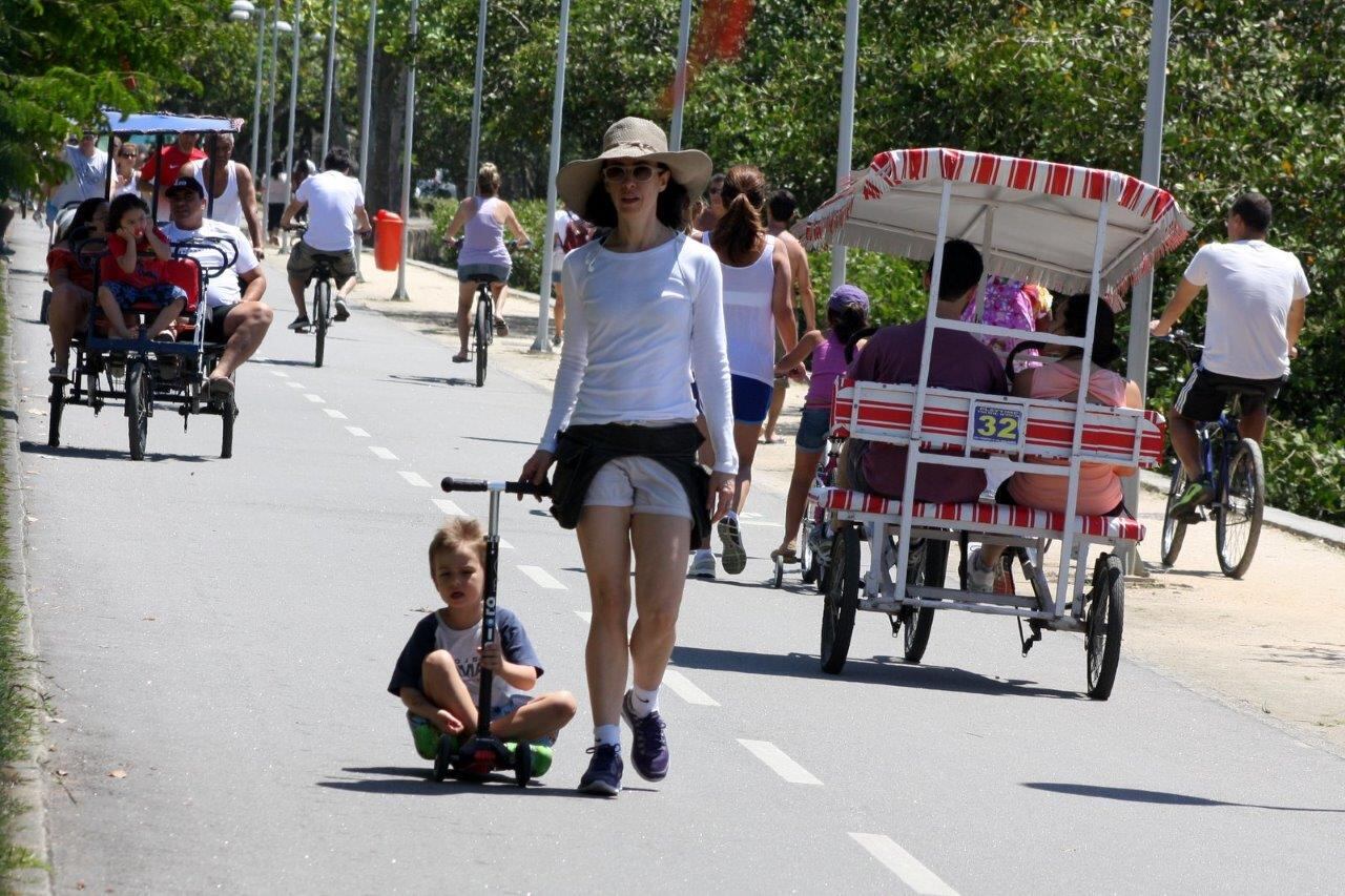Enquanto a atriz caminhava, seu filho se divertia no patinete