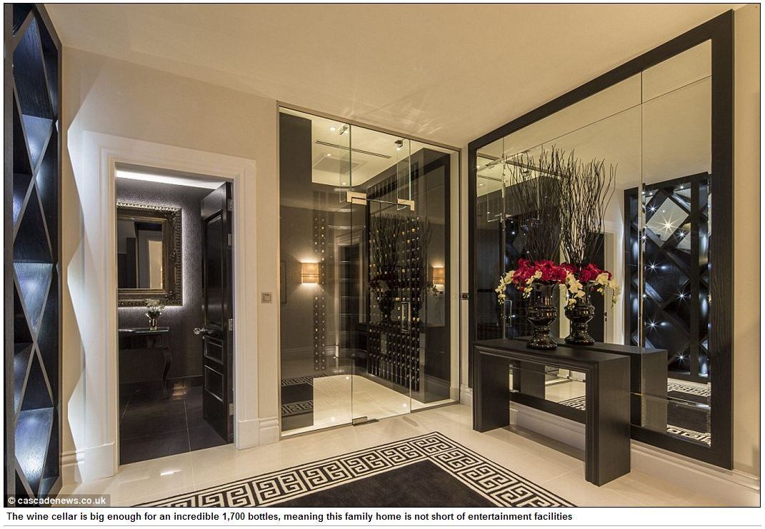 O que não faltam são instalações para o entretenimento nesta
casa de família. Também no subsolo, está situada a adega do local, com capacidade para guardar até 1.700
garrafas de vinho