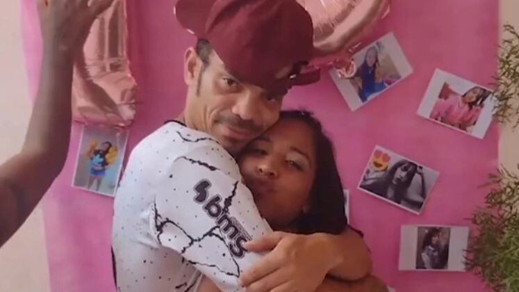 Segundo familiares, Alexandra Lara era uma menina alegre e querida por todos. A adolescente de 18 anos gostava de compartilhar fotos nas redes sociais, inclusive com a mãe e o padrasto 