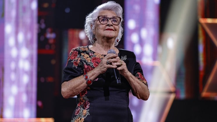 Até aqui já vimos os mais diversos talentos e a última classificatória promete fechar com chave de ouro! No oitavo episódio, o público irá se surpreender com uma candidata da terceira idade chamada Catarina Neves