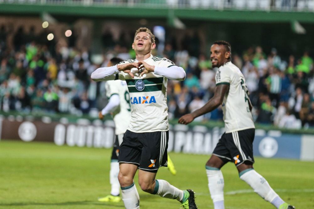 Fora da zona de rebaixamento, mas ainda levemente ameaçado está o Coritiba. A equipe paranaense depende só de si para se livrar dessa situação incômoda. Uma vitória contra o São Paulo, jogando no Couto Pereira, já garantirá o time na Série A em 2018