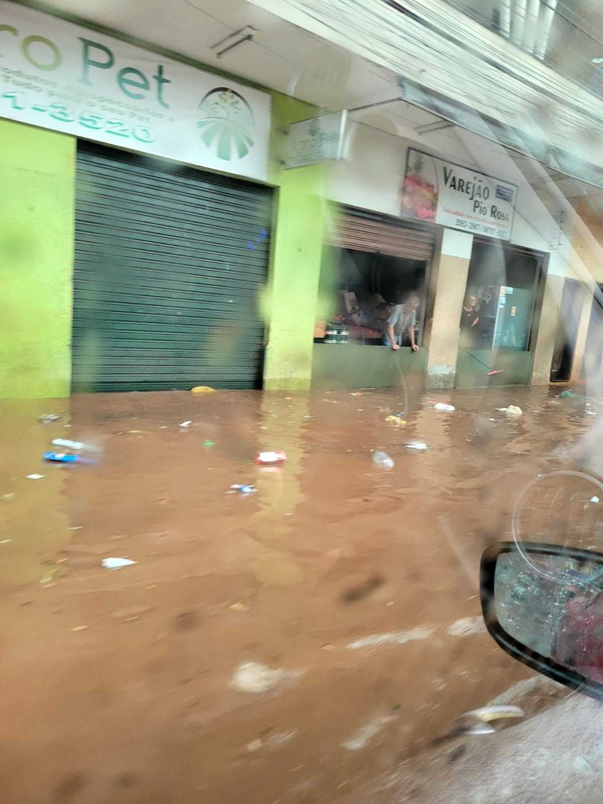 Moradora do bairro registrou imagens do nível da água em sua residência.

