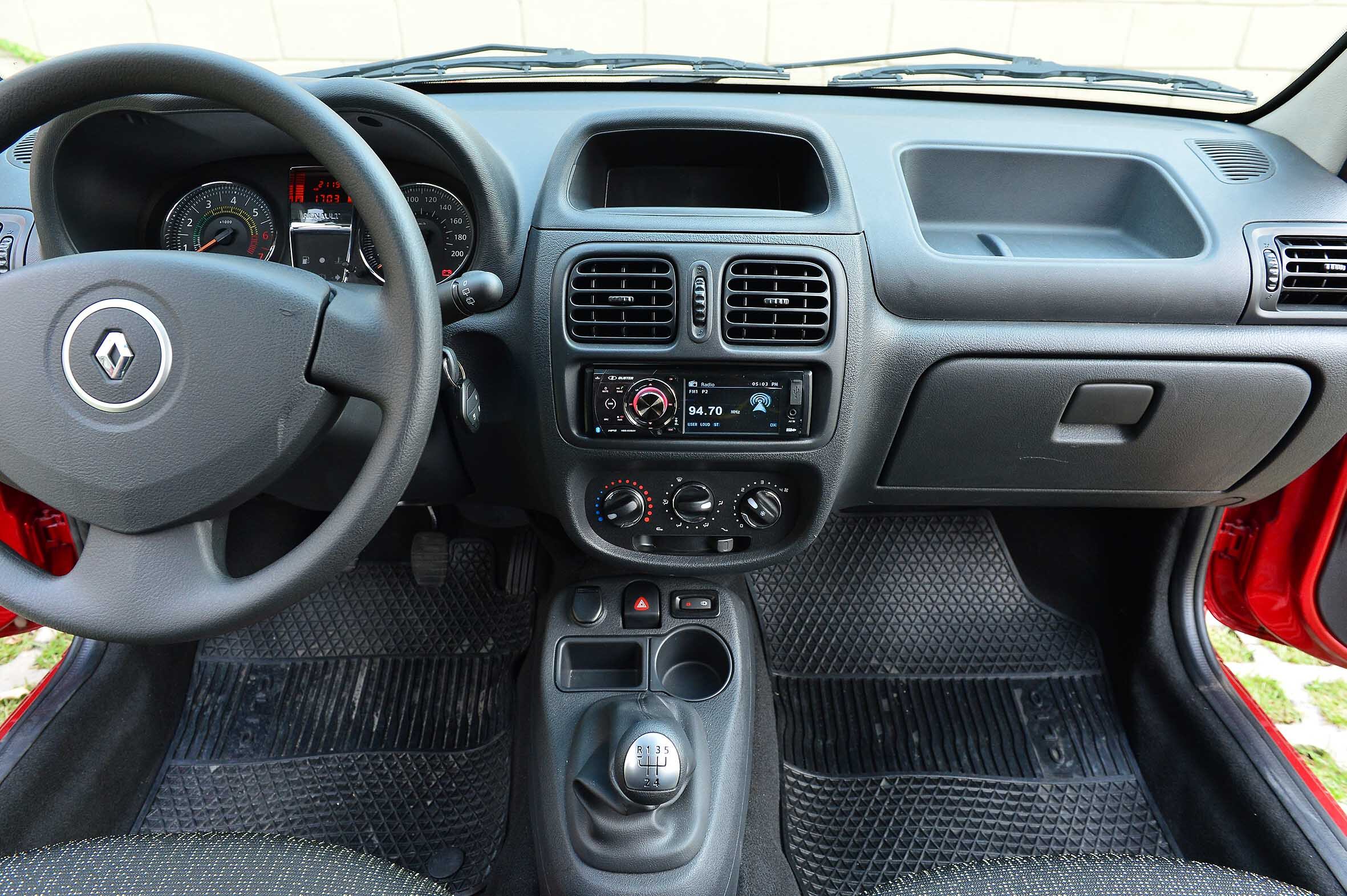 Completo, o interior do Clio fica desse jeito. O rádio é vendido como acessório, enquanto airbag duplo e ABS só serão disponibilizados em 2014

Leia a avaliação completa

Quer ler mais notícias? Acesse r7.com/carros
