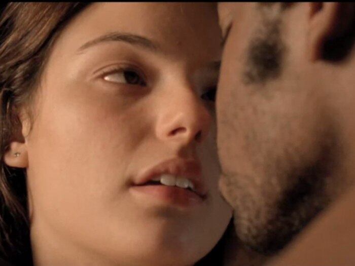 Faroeste Caboclo
Lima também sugere o filme Faroeste
Caboclo, lançado esse ano. O longa brasileiro baseado na música da Legião
Urbana mostra bem a relação entre o crescimento de Brasília e o processo de
migração, além do preconceito.
Na
história João (Fabrício Oliveira) deixa Santo Cristo em busca de uma vida
melhor em Brasília. Desde pequeno ele sofre preconceito por ser negro. Quando
chega ao Distrito Federal tenta trabalhar como carpinteiro mas acaba se
envolvendo com o tráfico de drogas. No meio disso tudo se apaixona por Maria
Lúcia (Isis Valverde).