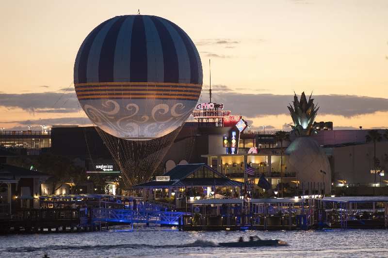 Pôr
do sol das alturas – Em Disney
Springs, a sugestão é embarcar num balão para avistar a 120 metros de altura
os parques e hotéis do complexo. Além do por do sol, também é possível assistir
a um dos shows de fogos de lá de cima. Preço US$ 20 (cerca de R$ 60)