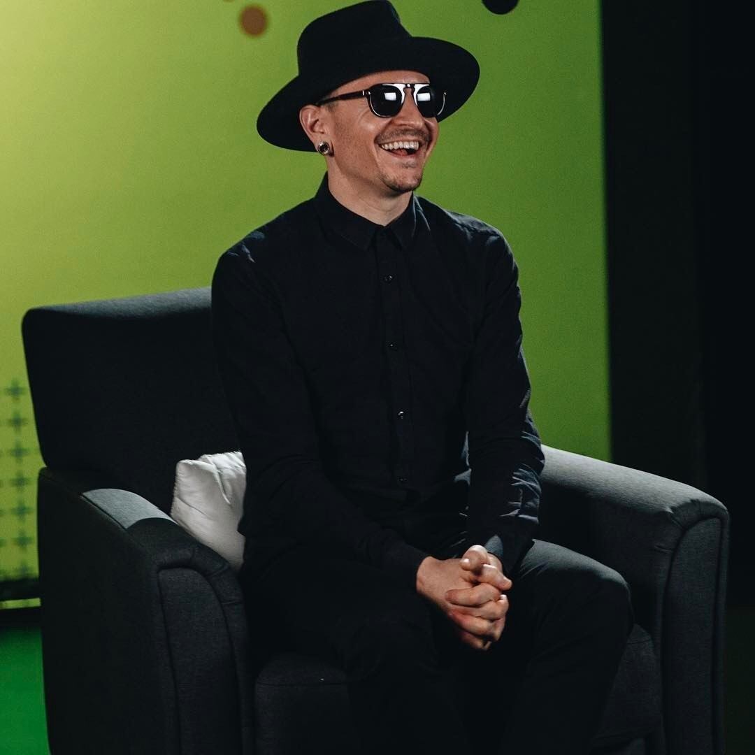 Chester Bennington nasceu em Phoenix, Arizona, nos Estados Unidos. O cantor norte-americano, que cometeu suicídio nesta quinta-feira (20), era mundialmente conhecido como vocalista da banda Linkin Park 