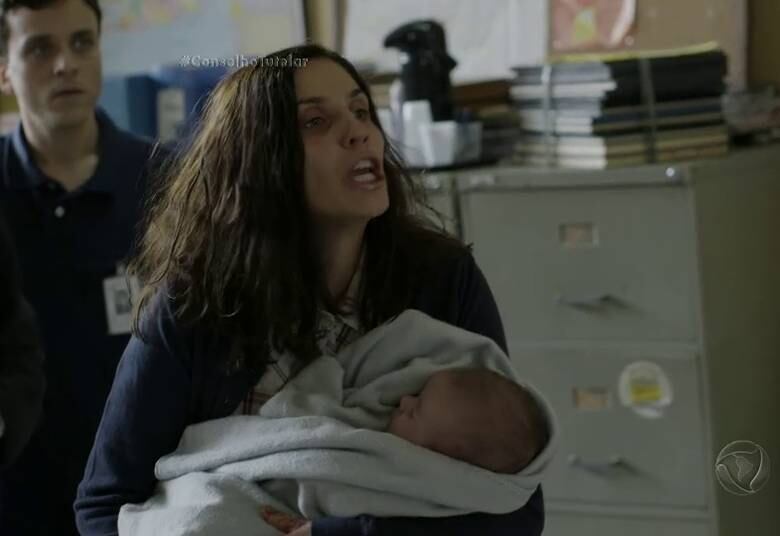 Surtada, Silmara invade o Conselho Tutelar e tenta fugir com o filho. Os conselheiros inventam uma história para tirar o bebê dos braços dela e conseguem salvá-lo