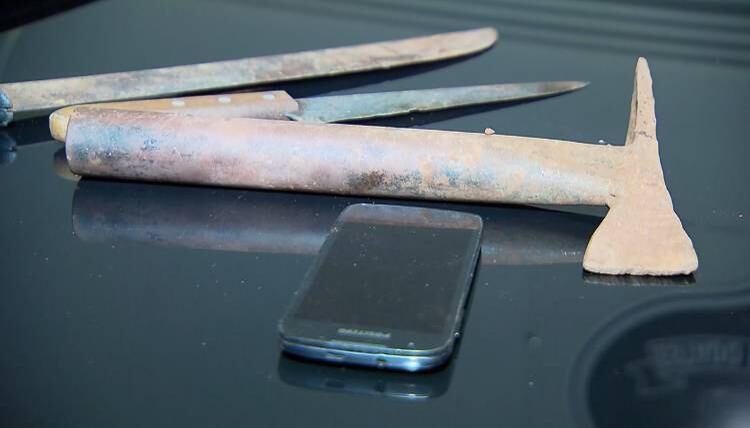 Agora, as menores
agressoras aguardam vaga em Centro de Internação em Goiânia ou em Formosa,
região do Entorno de Goiás com o Distrito Federal. A transferência deve ocorrer
ainda nesta terça-feira (4). A polícia apreendeu dois celulares e as armas
usadas na sessão de tortura