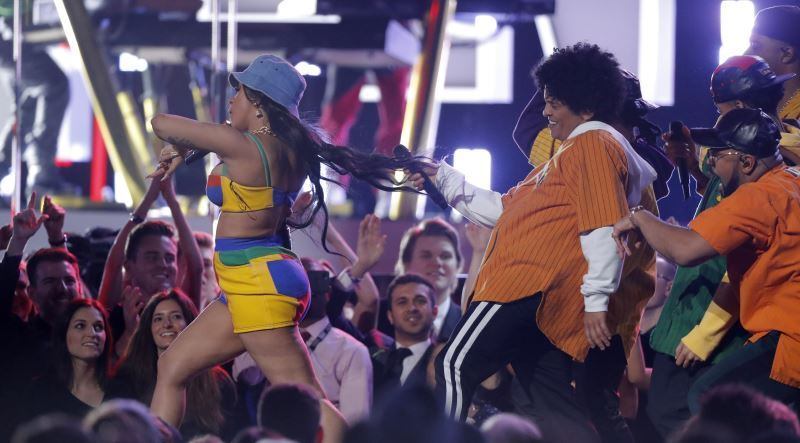 Bruno Mars, que volta para casa com os melhores prêmios, se apresentou ao lado da rapper Cardi B. No dueto, eles cantaram a
música “Finesse”