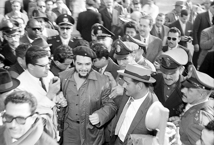 Ernesto Che Guevara é o simbolo da resistência latino-americana no século 20. O médico argentino conseguiu sintetizar o espirito da região ao enfrentar um dos maiores inimigos da cultura e economia regional: os abusos dos Estados Unidos, que tratavam a região como um "quintal".

Che ajudou a criar o governo comunista em Cuba, algo praticamente impossível diante da proximidade da ilha com os EUA, maior potência do mundo, em plena Guerra Fria. Além disso, ele também viajou pelo continente se envolvendo em diversas lutas populares da região.
Poucos personagens latino-americanos receberam tamanha importância internacional e ajudaram a valorizar a cultura de povos antes considerados inferiores pelas potências imperialistas