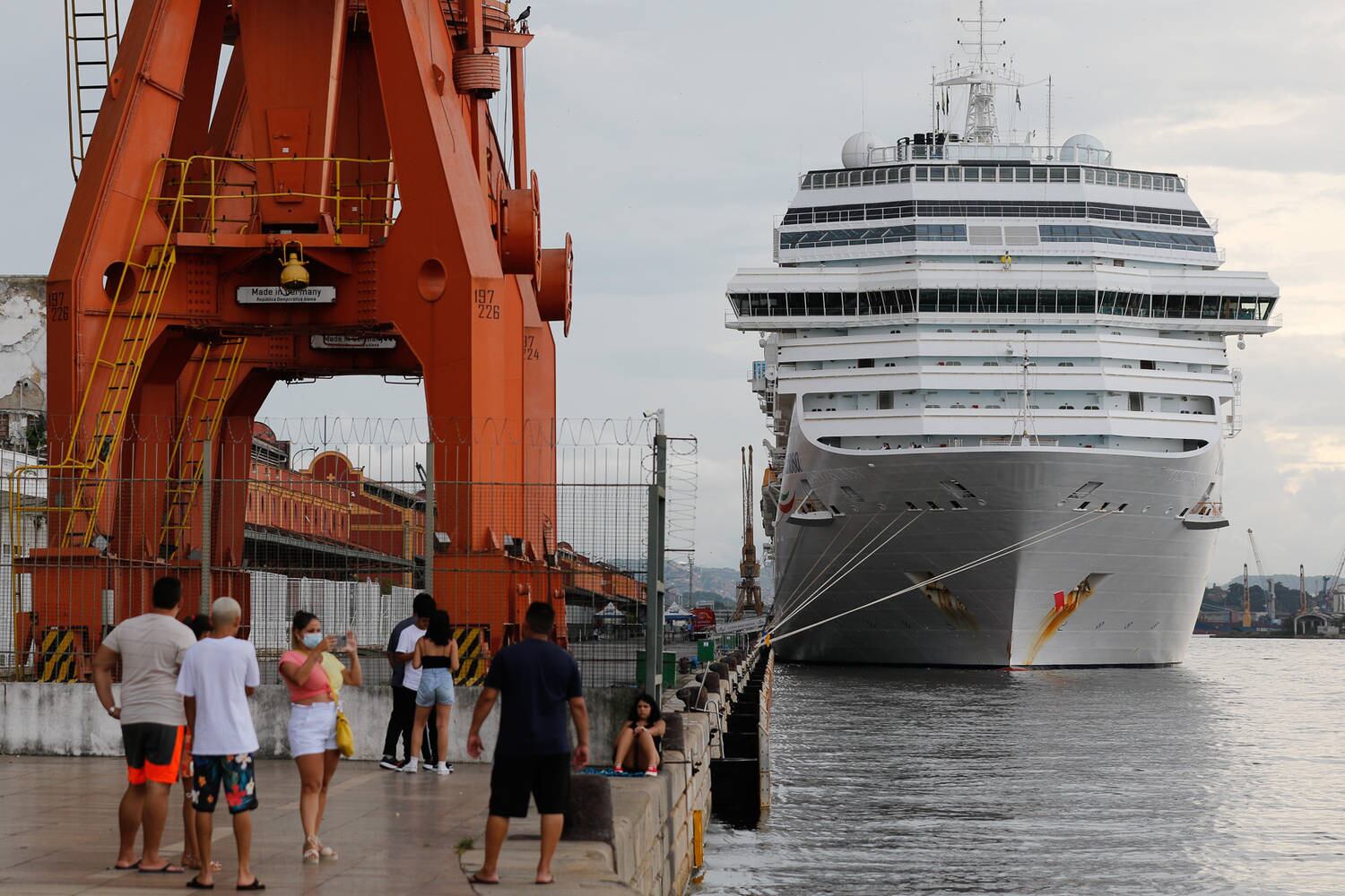 O navio de cruzeiros Costa Fascinosa, que está com viagens suspensas