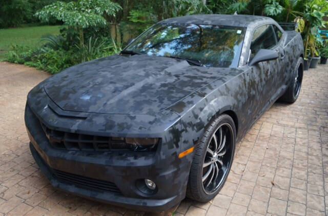 A camuflagem é usada normalmente pelas Forças Armadas para disfarçar objetos ou pessoas no ambiente. No universo automotivo, tem gente usando a técnica de forma para lá de inusitada. É claro que os possantes acabam atraindo ainda mais atenção no trânsito. Confira nas imagens a seguir os carros mais incríveis que adotaram o estilo camuflado de envelopamento  