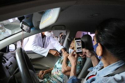 Familiares levaram idosos aos postos de vacinação e registraram o momento da vacinação. Em ação conjunta com a prefeitura de São Paulo, foram criados cinco pontos de imunização para oferecer conforto a esta população 



