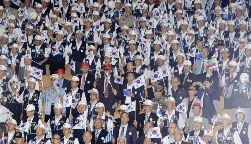 Em Seul, na Coreia do Sul, veteranos de guerra agitam
bandeiras nacionais durante cerimônia para marcar o 64º aniversário do início
da Guerra da Coreia. As duas Coreias permanecem tecnicamente em guerra até
hoje, pois a guerra da década de 1950 terminou com um cessar-fogo em vez de um
tratado de paz