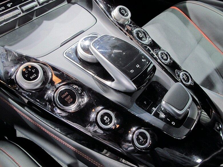 Console central é repleto de botões e joysticks que controlam desde as teclas de partida do motor e controle de estabilidade de três estágios (ESP) até o controle eletrônico dos amortecedores e do sistema de escapamento regulável 

Saiba tudo sobre carros! Acesse www.r7.com/carros
