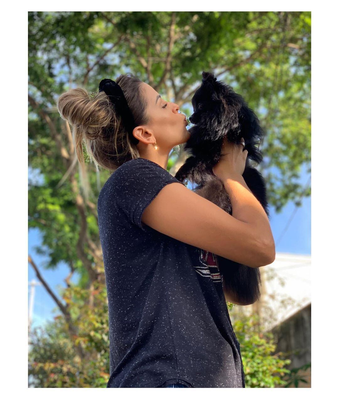 A Mariana Costa, do vôlei, tem um lulu-da-pomerânia que é a coisinha mais fofa que você vai ver hoje