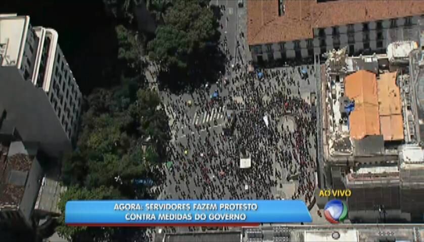 Segundo Maria da Penha, presidente do Sindetran
(Sindicato dos Funcionários do Detran), o ato estava marcado em frente à sede
do Detran, no centro do Rio. Com o surgimento do protesto dos servidores,
decidiram integrar os movimentos para aumentar o contingente de manifestantes
em frente ao prédio da assembleia legislativa