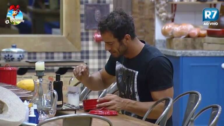 Diego Cristo prepara achocolatado com leite da Fazenda