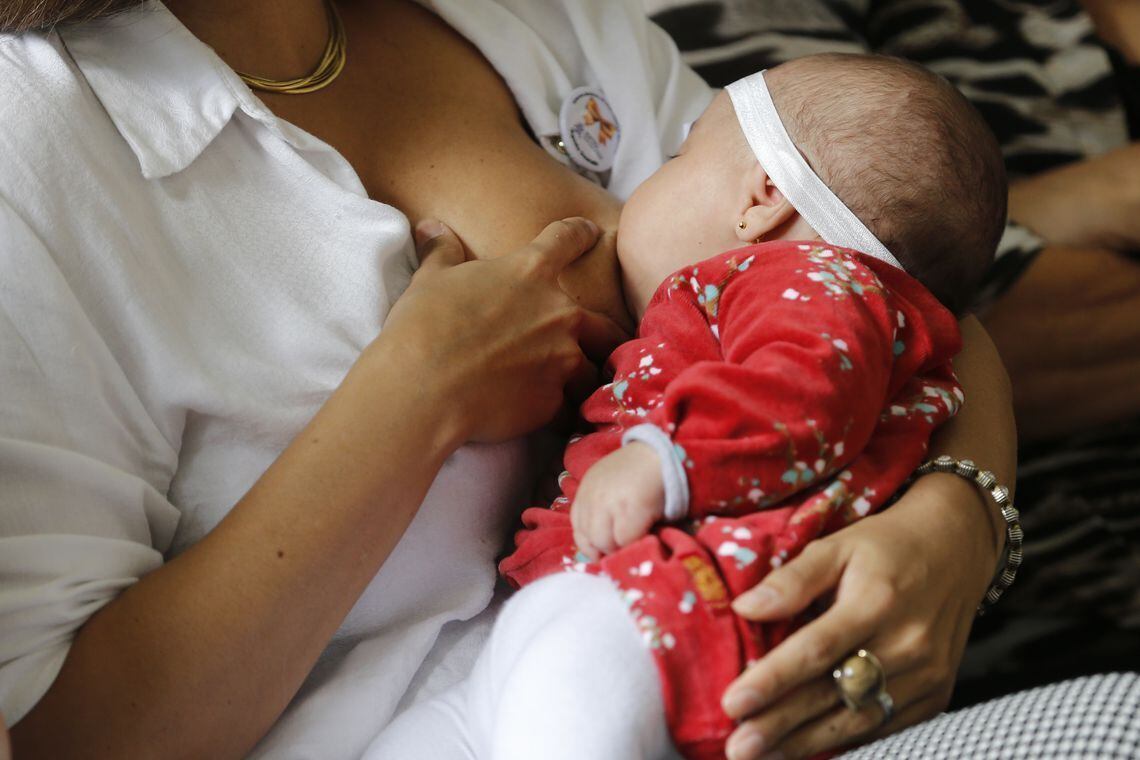 A principal função do colostro, 1º leite produzido pela mãe, é proteger o bebê
