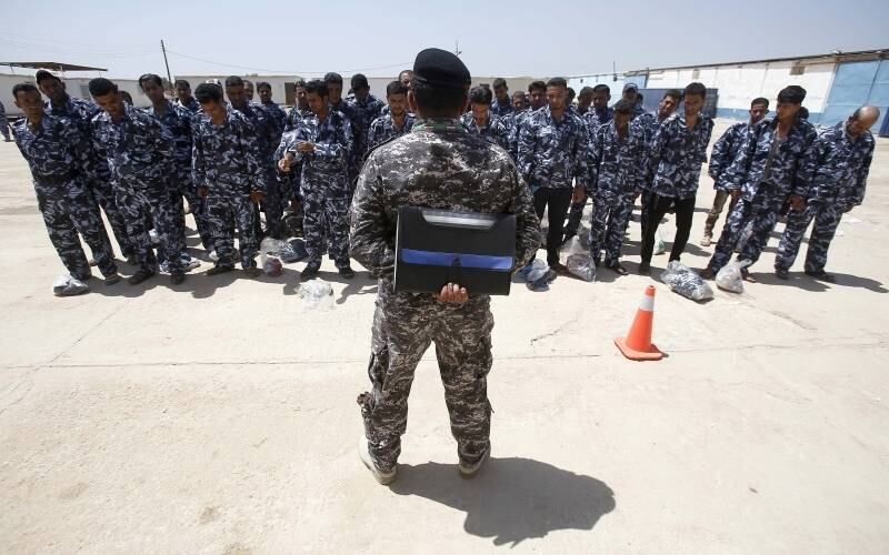 Voluntários
iraquianos vestem novos uniformes e se reúnem em Karbala, no Iraque. Em discurso, primeiro-ministro iraquiano anunciou que o governo do Iraque
vai armar e equipar civis que quiserem lutar contra os rebeldes jihadistas