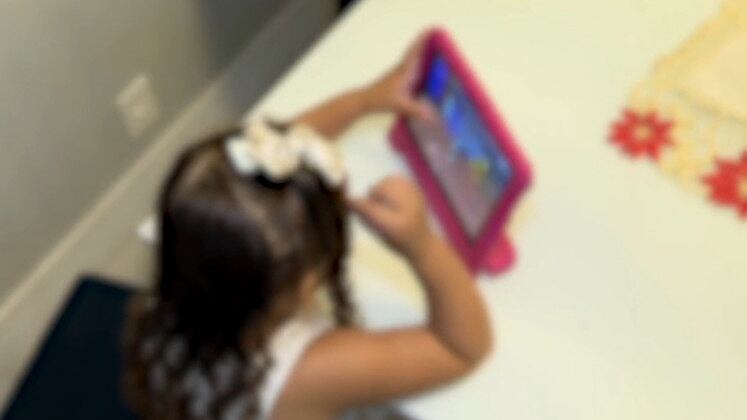 Quando uma criança tenta replicar um tutorial, sem a supervisão de um responsável, pode dar tudo errado. A filha de Geisiane de Souza Ferreira, farmacêutica, tinha apenas 2 anos quando a madrinha resolveu passar maquiagem nela