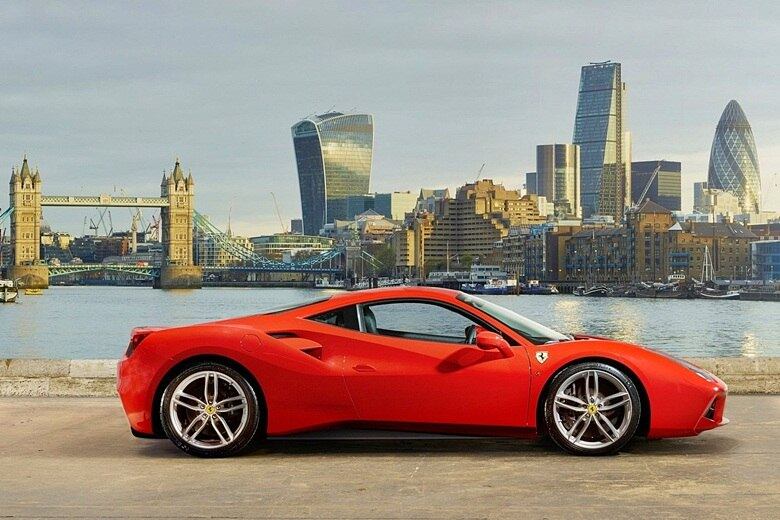 Entre os recursos de segurança, o destaque é o controle de estabilidade SSC2 (Side Slip Control), que, segundo a Ferrari, evoluiu e garante melhor aceleração, especialmente nas saídas de curvas