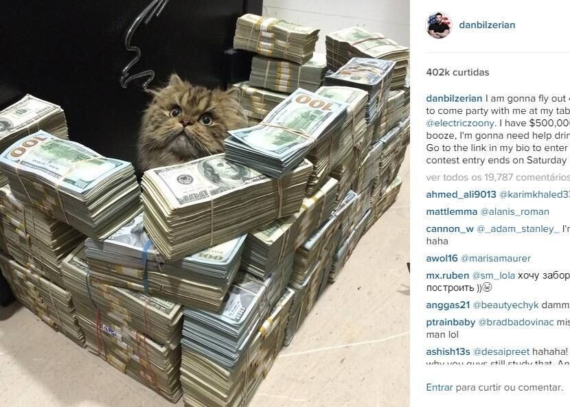 O milionário publicou uma foto de seu gato 'protegido' por notas de dólares, aproximadamente R$ 1,5 milhão como ele descreveu na legenda. Dan Bilzerian parece não ter limite ou falta de criatividade quando o assunto é ostentação
