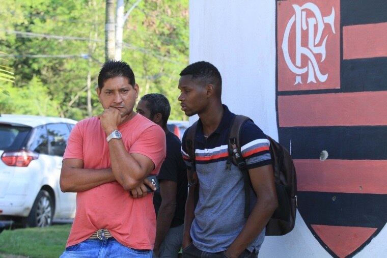 Parentes e amigos buscam maiores informações