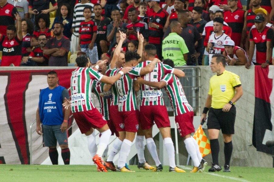 Os tricolores ainda comemoravam quando o Fla buscou o empate. Diego recebeu na entrada da área e sofreu falta de Lucas. Na cobrança, o próprio camisa 10 bateu com categoria, tirou Diego Cavalieri e colocou novamente os rubro-negros em vantagem