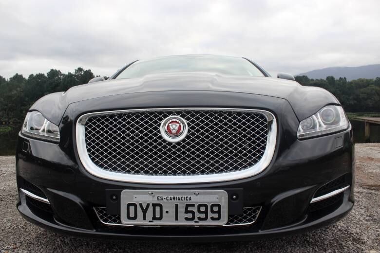 Dianteira ostenta ampla grade trançada com o tradicional felino da Jaguar