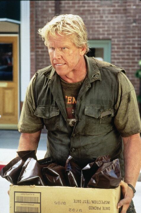 Gary Busey é um especialista em mortes no cinema. São 22 na
carreira, que inclui Predador 2 — A
Caçada Continua (1990)