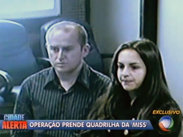 Imagens feitas por uma câmera de segurança do aeroporto de Curitiba mostram a suspeita abraçando o namorado. Veja na reportagem!
