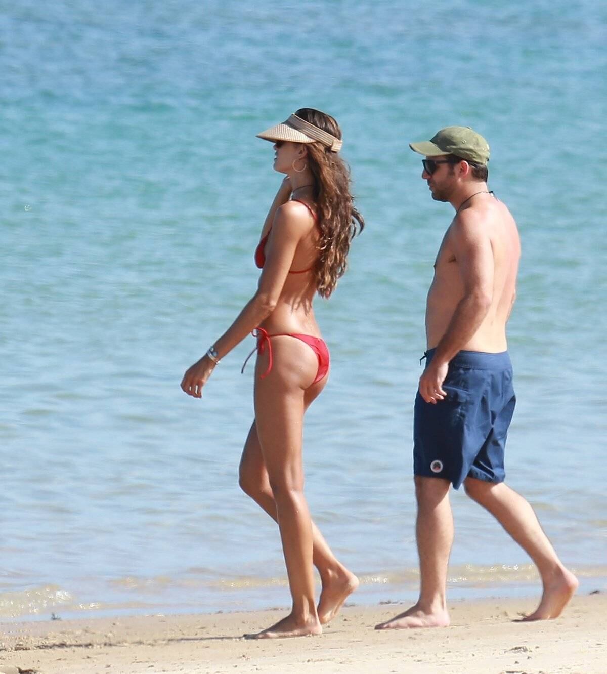 A modelo foi fotografada na companhia de amigos em Trancoso