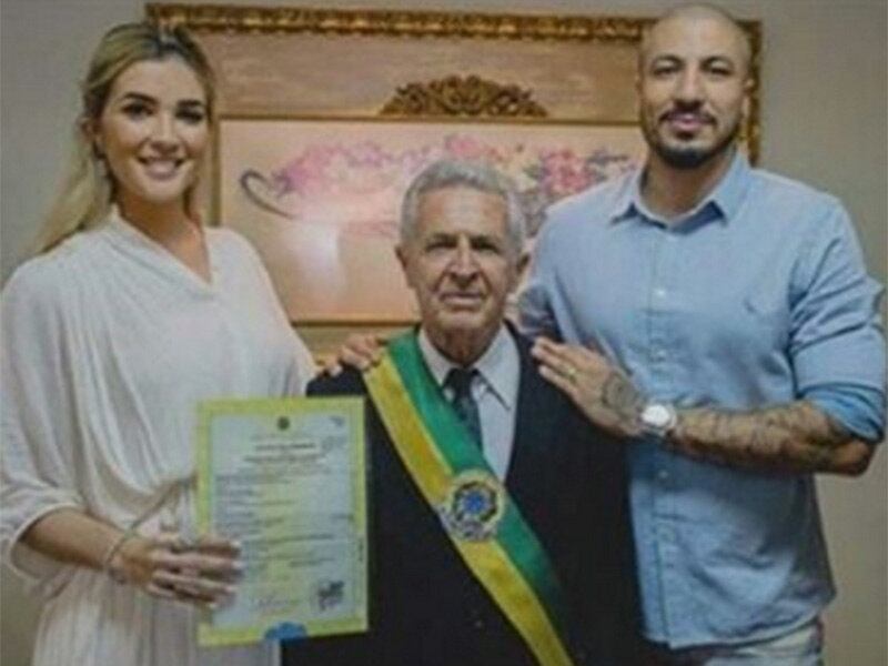 Antes da cerimônia, os dois casaram no civil com a presença de amigos íntimos e de familiares