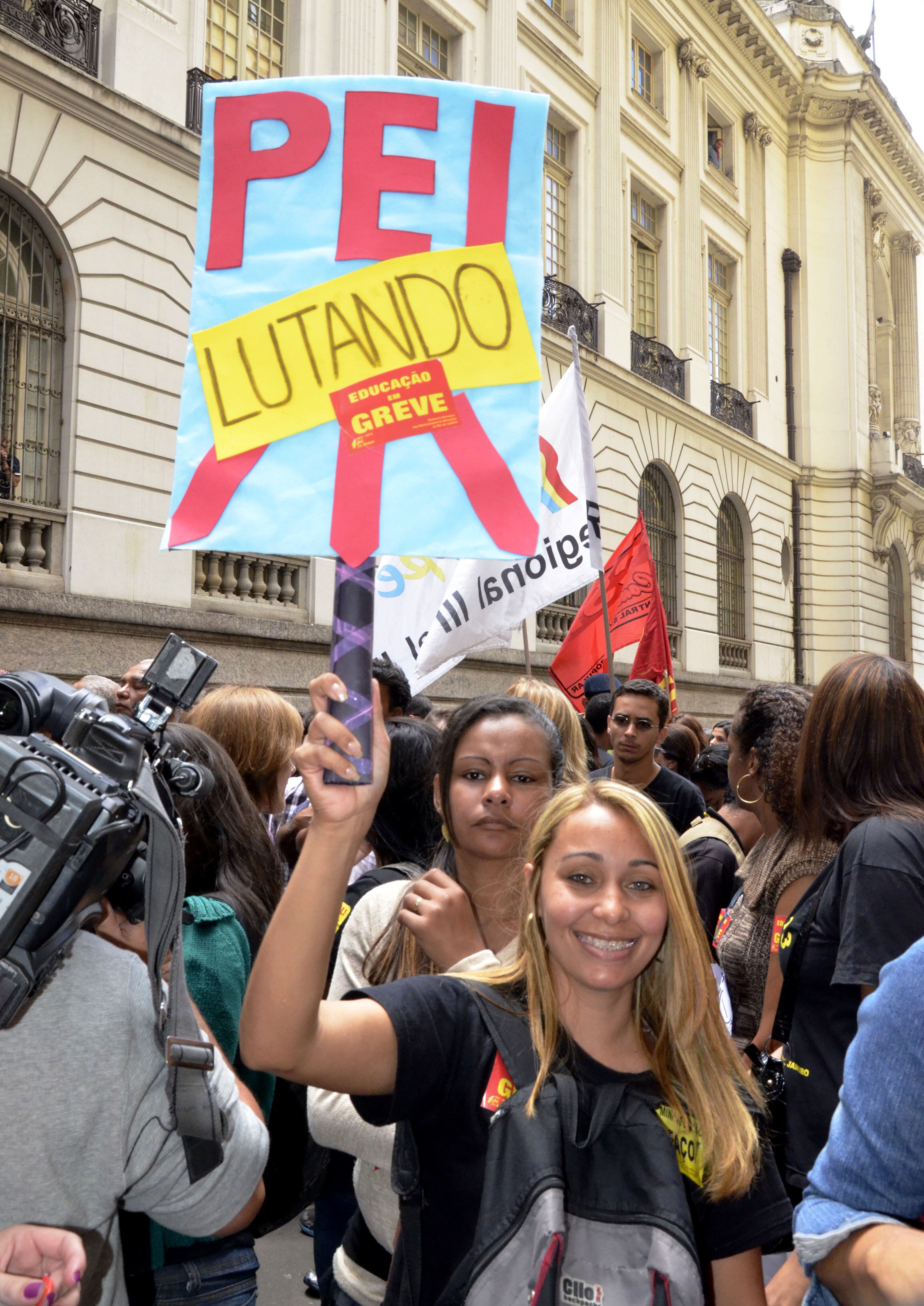 Entretanto, o Sepe critica o projeto e argumenta que as medidas não
atendem a 90% da categoria. Márcia Moraes, coordenadora-geral do
sindicato, definiu como "muito grave" medida que institui a chamada
polivalência, quando um professor de uma disciplina dá aula de mais de
uma matéria. Para ela, a medida representa um golpe na qualidade do
ensino