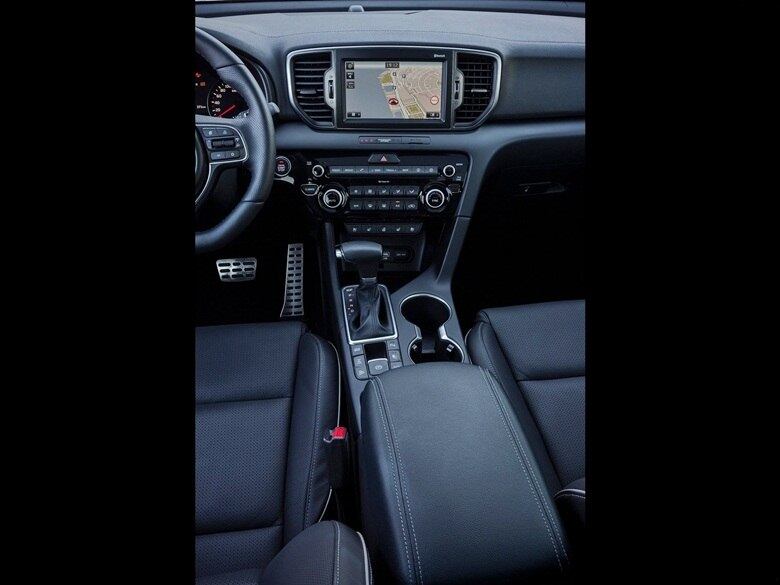 O novo Sportage também terá recursos inéditos, que prometem elevar o conforto e a segurança a bordo. Destaque para o freio de estacionamento acionado por botão e o sistema de frenagem autônoma, que monitora a dianteira com câmeras e aciona os freios sozinho se preceber risco de colisão. Controles de estabilidade e de tração passam a ser padrão