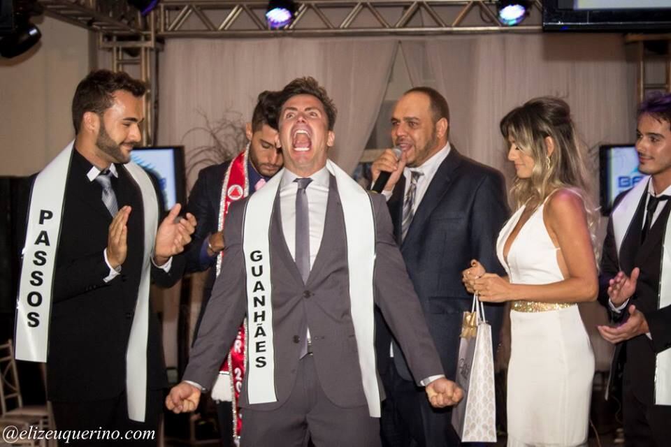 Aos
35 anos, o arquiteto Dejota Miranda superou 17 concorrentes mais
jovens e conquistou a faixa de Mister Minas Gerais. Natural de
Guanhães, no Vale do Rio Doce, ele afirma que a faixa é motivo
de orgulho por mostrar que não há limite
de idade para alcançar os sonhos.  




—
Vencer o Mister Minas Gerais 2016
não foi apenas receber um título. É ter a consciência de que o tempo é a gente que faz e que ninguém pode impedir que nossos sonhos se realizem