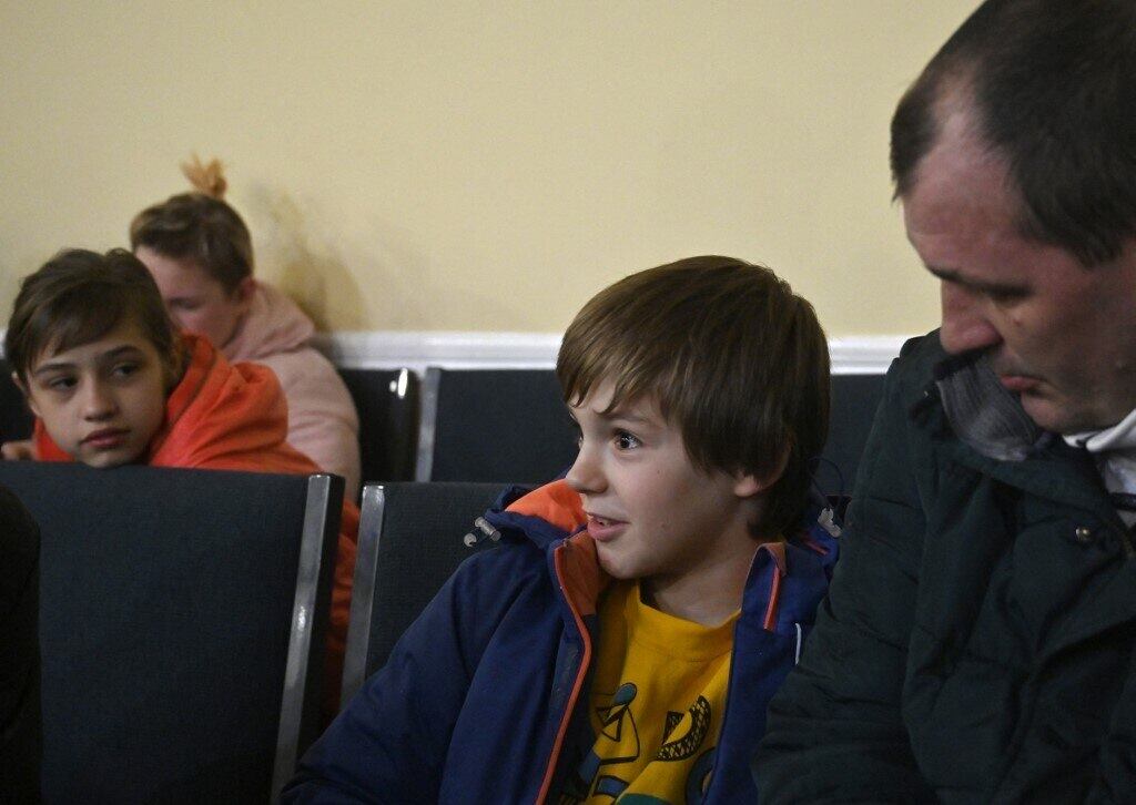 Miroslava Kharchenko, da Save Ukraine, assegura que os psicólogos vão atender cada uma dessas crianças. E insiste para que os pais não voltem a viver nas 'áreas perigosas'