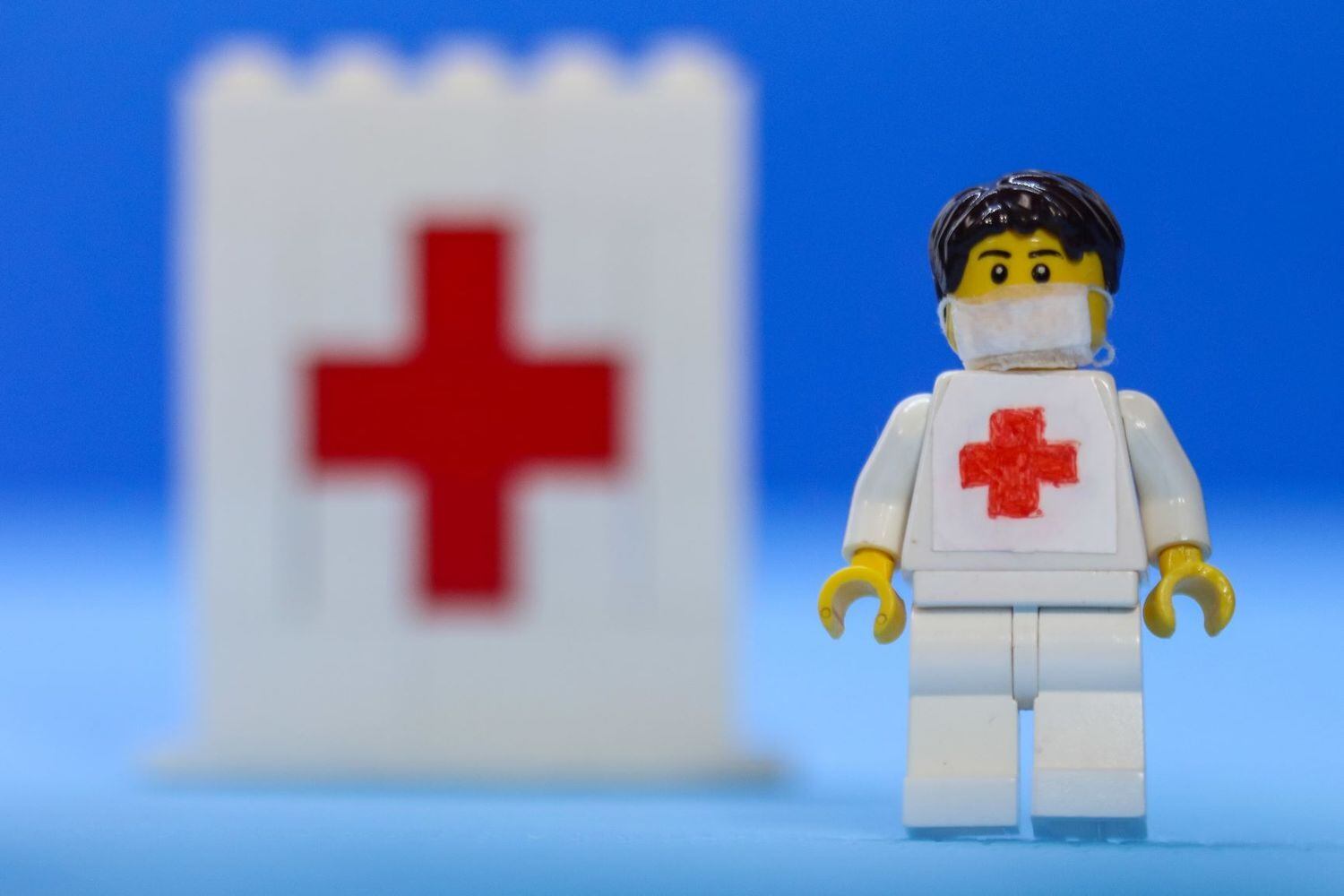 	SP - COTIDIANO/SAUDE - GERAL - Foto ilustrativa da COVID-19 (novo coronavírus) com médico/enfermeiro de máscara cirúrgica , feito com brinquedo Lego. 11/05/2020 - Foto: CADU ROLIM/FOTOARENA/FOTOARENA/ESTADÃO CONTEÚDO